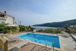 Ferienhaus mit Pool und Außenküche mit Blick auf die Kvarner Bucht